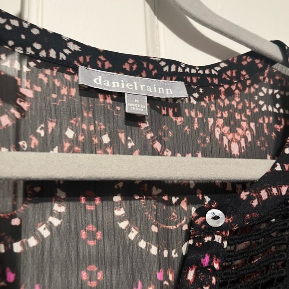 Daniel Rainn Patterned Tunic Blouse - Picture 3 of 3